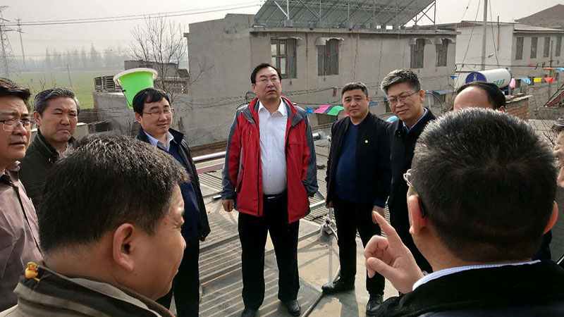 領(lǐng)導(dǎo)詢問村民電采暖效果.jpg