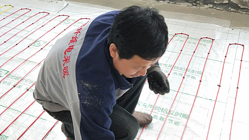 鋪設(shè)發(fā)熱電纜.jpg